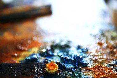 sanatçının tuval üzerine yağlıboya