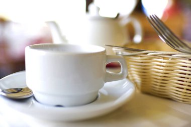 Su ısıtıcısı ve bir fincan masada 