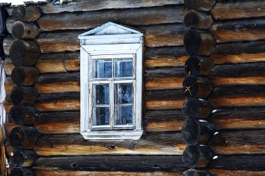 Köydeki eski ahşap ev.