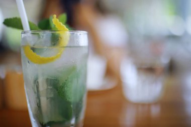 Bir kafede masada camdır