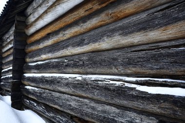 Köydeki eski ahşap ev.