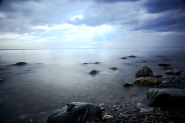 Gri bulutlar fırtına öncesi sessizlik