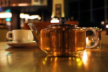 Restoran tabloda çay