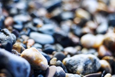 Nehir kıyısında çakıl doku 