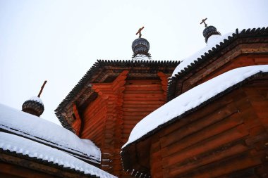 Kışın köydeki kilise.