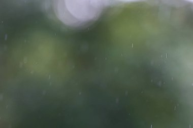 Bardaktan aşağı akan yağmur damlaları 