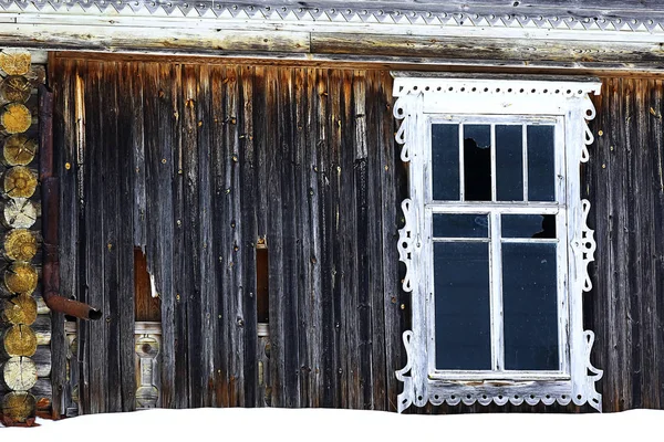Vecchia casa in legno nel villaggio — Foto Stock
