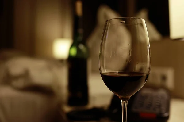 Weinglas mit Weißwein — Stockfoto