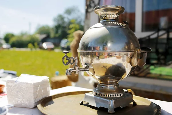 Samovar con un juego de té —  Fotos de Stock