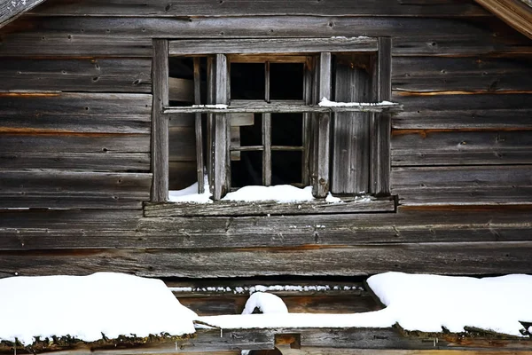 Starý dřevěný dům ve vesnici — Stock fotografie