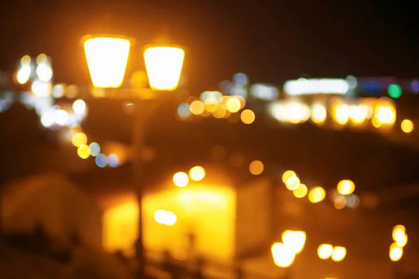 Des lanternes illuminent une ville — Photo