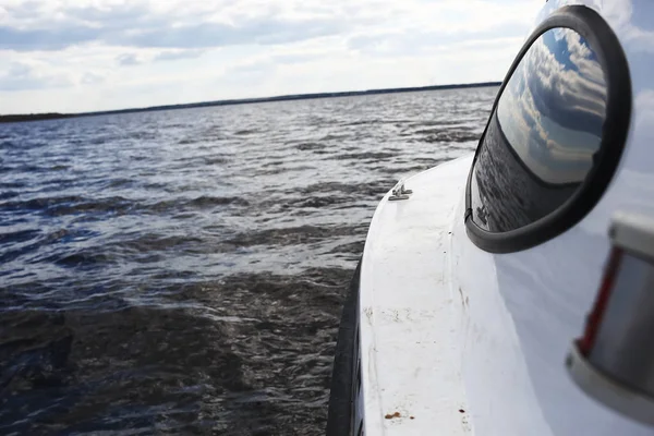 Uitzicht vanuit de cockpit van de boot — Stockfoto