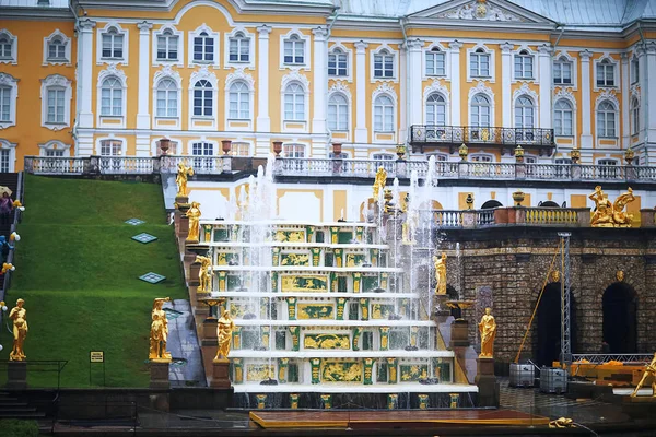 Fontaine à peterhof, russie — Photo