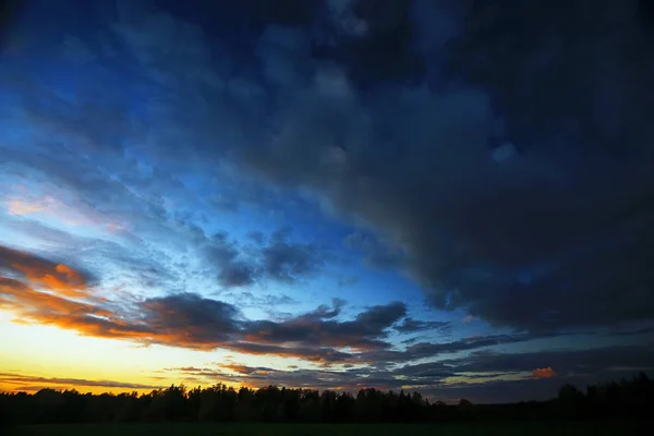Felhők az égen naplementekor — Stock Fotó
