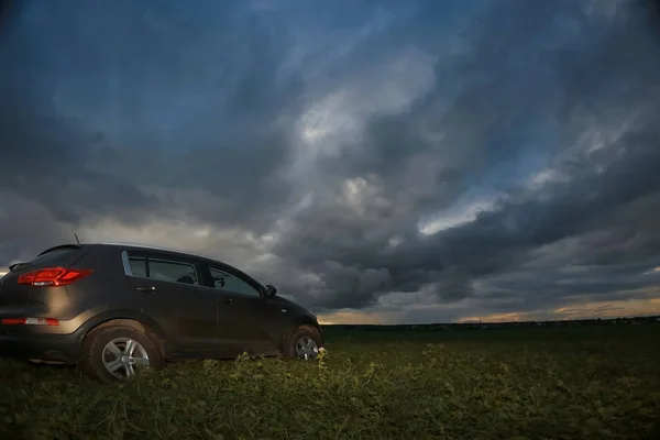 Carro na estrada no campo — Fotografia de Stock