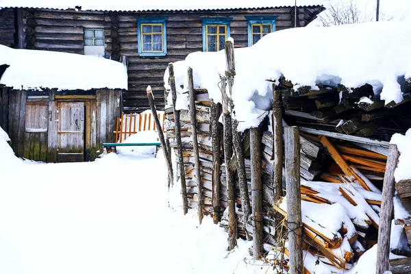 Altes Haus im Winter — Stockfoto
