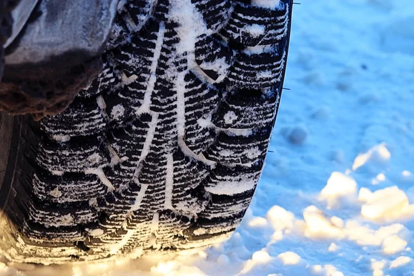 Auto pneumatika na sněhu — Stock fotografie