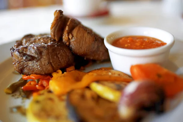 Filete fresco en la mesa —  Fotos de Stock