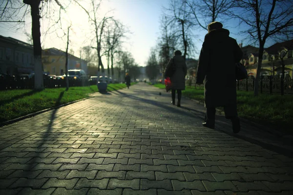 Personas caminando en el parque de la ciudad — Foto de Stock