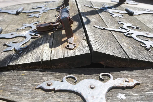 Cerradura y cadenas antiguas forjadas — Foto de Stock