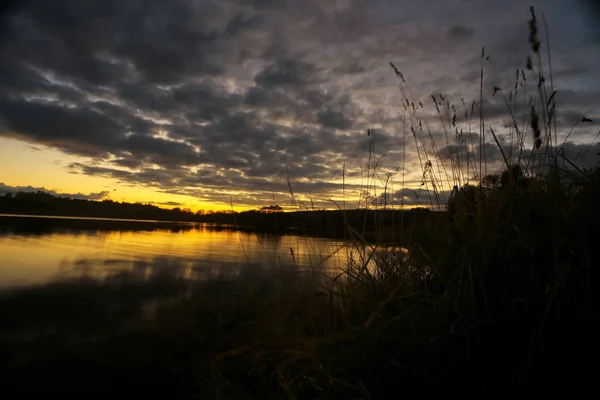 湖畔の美しい夕日 — ストック写真
