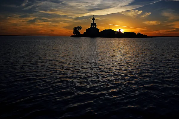 Iglesia en una pequeña isla — Foto de Stock