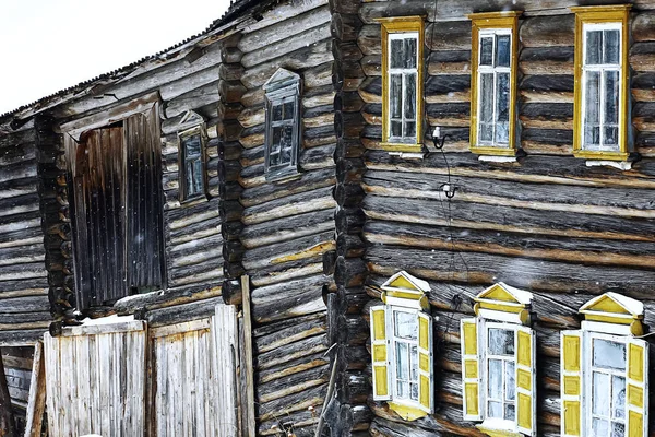 Παλιό ξύλινο σπίτι στο χωριό — Φωτογραφία Αρχείου