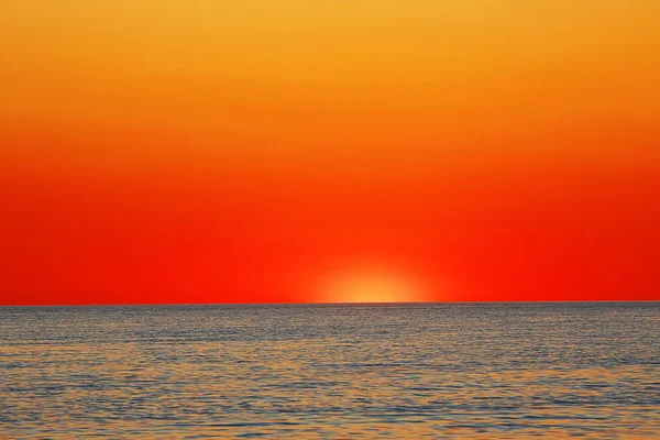 Raios surpreendentes do pôr-do-sol vermelho — Fotografia de Stock