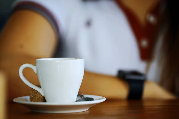 Tasse steht in Café auf dem Tisch — Stockfoto