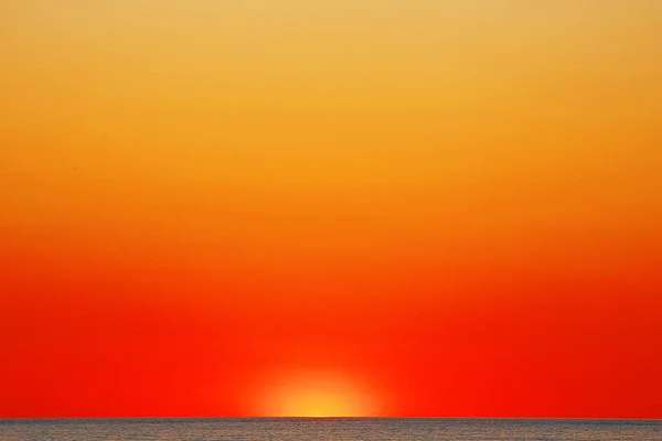 Rayos asombrosos de la puesta de sol roja — Foto de Stock