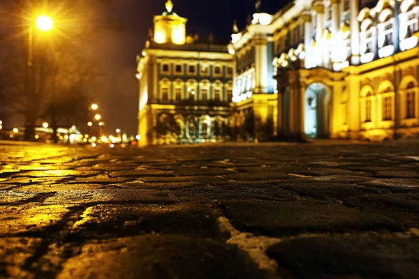 A cidade está iluminada com luzes — Fotografia de Stock