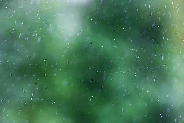 Gotas de chuva que fluem pelo vidro — Fotografia de Stock