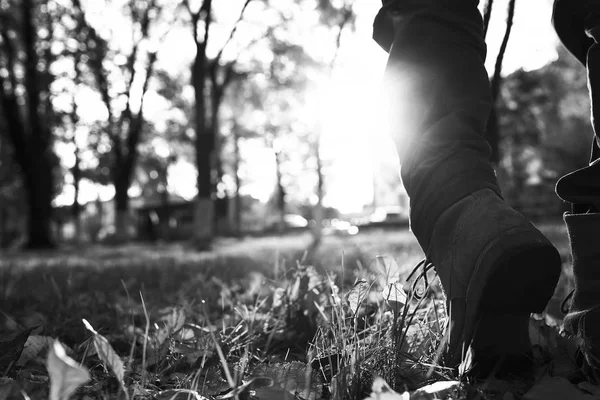 Homme marchant dans la forêt — Photo