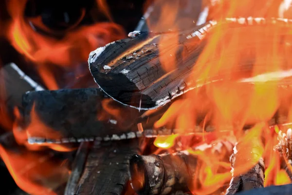明亮的火焰燃烧的木柴 — 图库照片