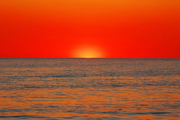 Hämmästyttäviä säteitä punainen auringonlasku — kuvapankkivalokuva