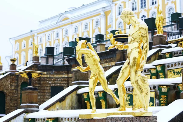 ロシア ペテルゴフで噴水 — ストック写真