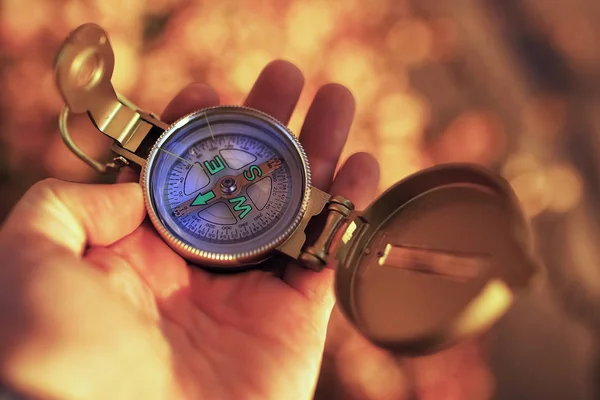 Compass with an arrow  indicating the path — Stock Photo, Image