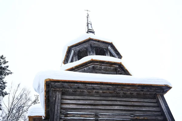 Iglesia en el pueblo en invierno —  Fotos de Stock