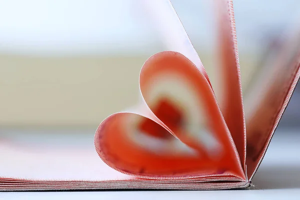 O coração dobrado das páginas — Fotografia de Stock