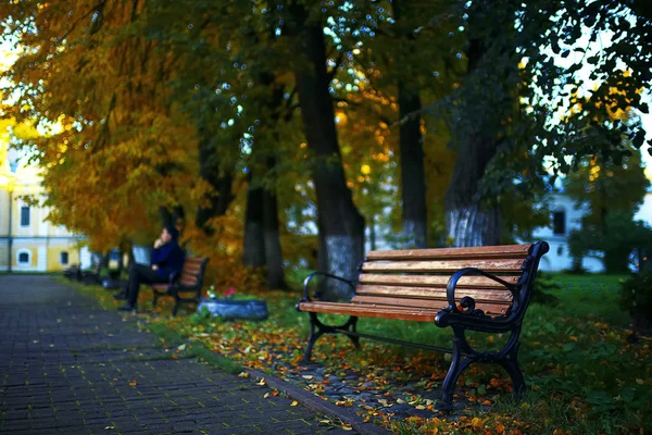 Bänke im Herbstpark — Stockfoto