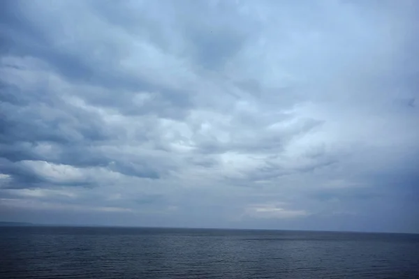 灰色的云层，暴风雨来临前 — 图库照片