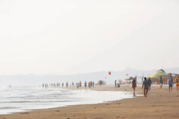 Menschen am Strand am Meer — Stockfoto