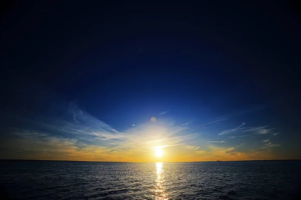 Nubes en el cielo al atardecer — Foto de Stock