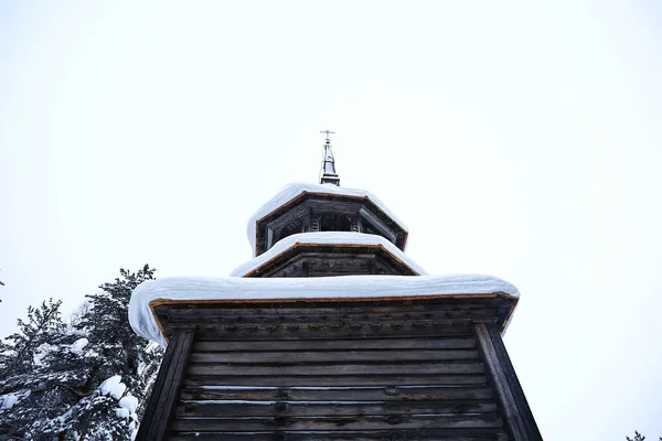 Iglesia en el pueblo en invierno —  Fotos de Stock