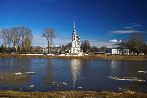 Chiesa sulla riva del fiume — Foto Stock