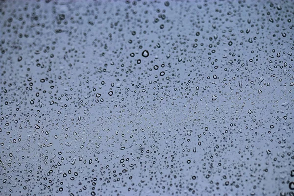 Gotas de lluvia que fluyen por el vidrio —  Fotos de Stock