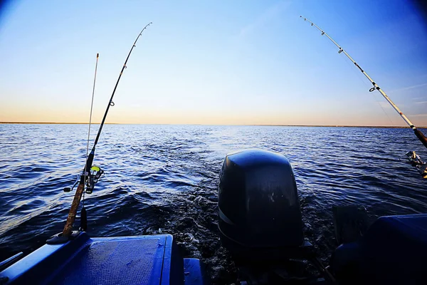 Рыбалка в лодке на озере — стоковое фото