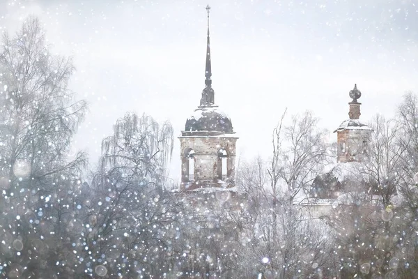 Kyrkan i byn på vintern — Stockfoto