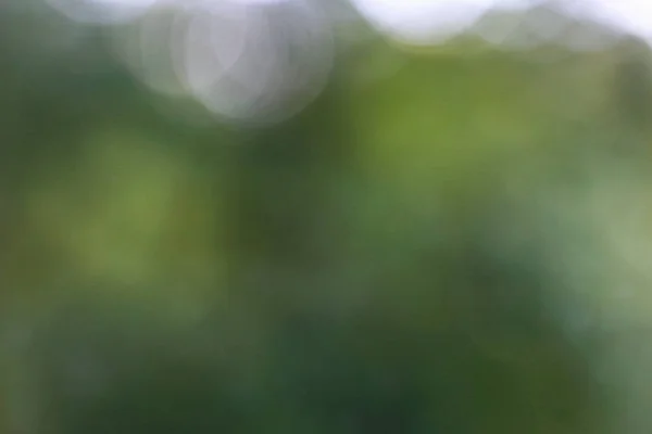 Gotas de chuva que fluem pelo vidro — Fotografia de Stock