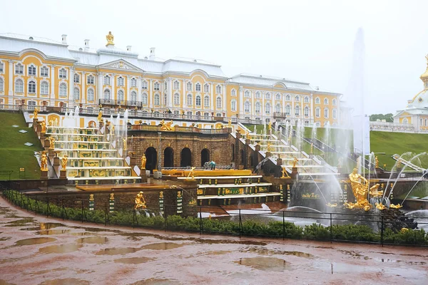 Fonte em Peterhof, Rússia — Fotografia de Stock